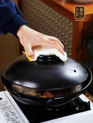 大火燒開，大火煮10~15分鐘。放入切好的豆腐，再煮5分鐘