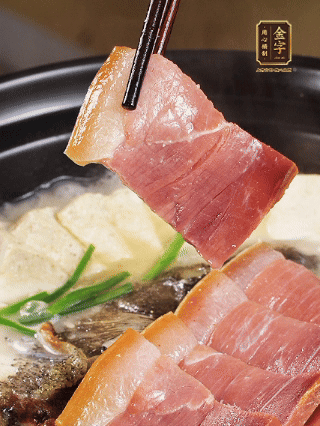 加入一丟丟鹽，撒點(diǎn)胡椒粉，蔥段點(diǎn)綴