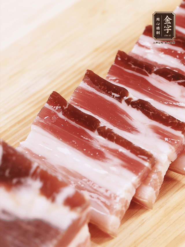 金字淡咸肉切厚片；金字淡咸肉、仔排加蔥姜、料酒焯水3分鐘，溫水洗凈。