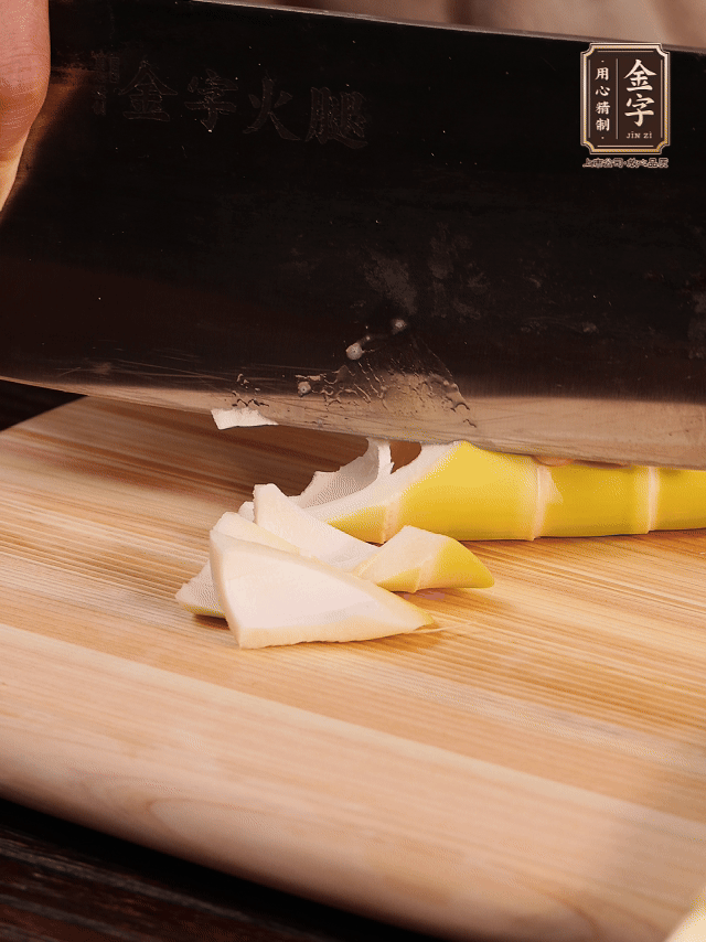 春筍去筍衣切滾刀塊；萵筍去皮切滾刀塊；春筍、百葉結(jié)焯水2分鐘。