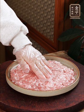 依次鋪肉末，碼入雞蛋豆腐，再鋪上金字香腸。